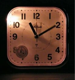 ATLANTA Réveil à Quartz Radio-piloté Carré Doré 7 ATLANTA Réveil à Quartz Radio-piloté Carré Doré -1001 Pendules Boutique oa1829 eclairage