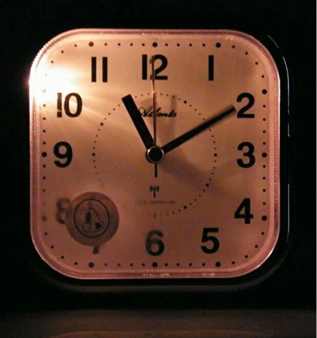 ATLANTA Réveil à Quartz Radio-piloté Carré Doré 4 ATLANTA Réveil à Quartz Radio-piloté Carré Doré – Image 4